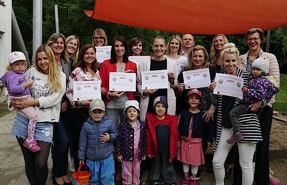 Die Kindertagesstätten der Bürgerhilfe Kita GmbH Ingolstadt bekamen im Juni 2018 das SunPass-Zertifikat überreicht. (© Bayerische Krebsgesellschaft)